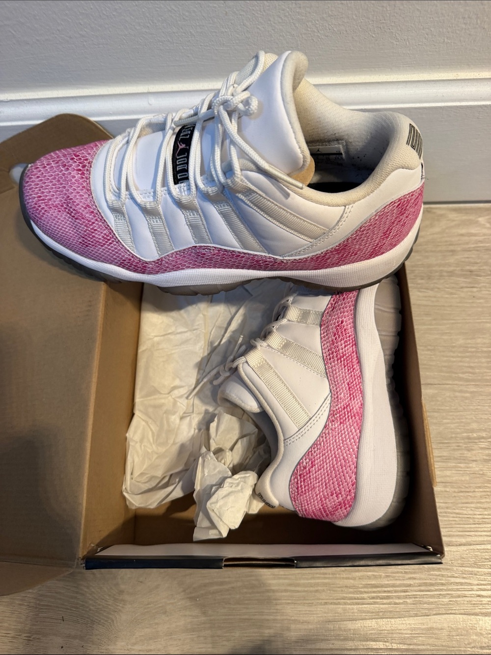 Jordan Girls Low-Top Sneakers in White and Pink